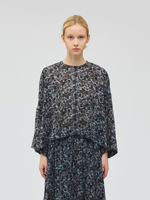 モデル:174cm/ブラックフラワー(color99)