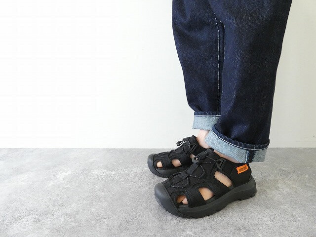 厚みのあるソールが足裏への衝撃を和らげ、歩行時の疲労軽減につながります。