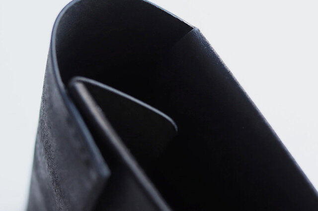 PUEBLOに関して
プエブロレザーは、植物タンニン鞣し革で、独特の風合いと経年変化が魅力です。表面をわざと毛羽立たせる加工が施されており、使い込むほどに毛羽が寝て、色艶が増し、深みを増していきます。