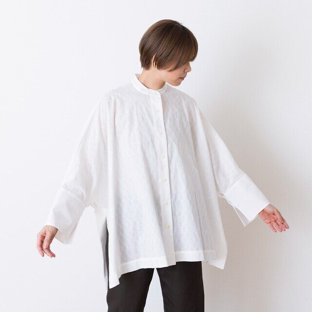 モデル168cm 着用:スタンドカラービッグワイドシャツ(シロ)