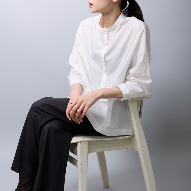 ゆとりを持たせたデザインだから、一枚着としても羽織りとしても着回しの効く一枚です。