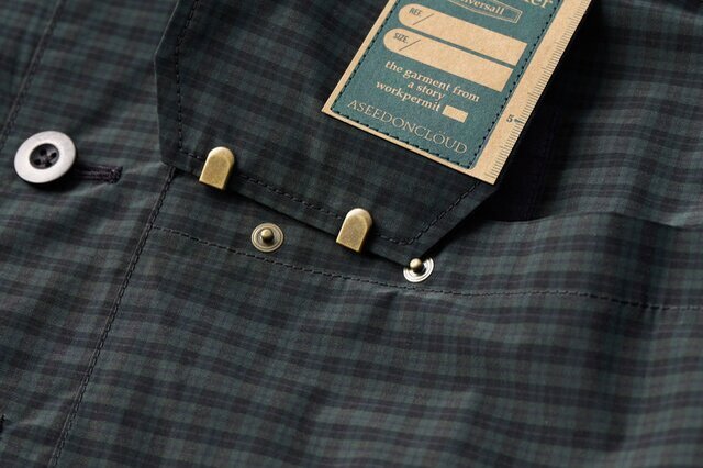 ポケット固定用のスナップボタンが付いています。真鍮製で美しく、経年変化も楽しめます。