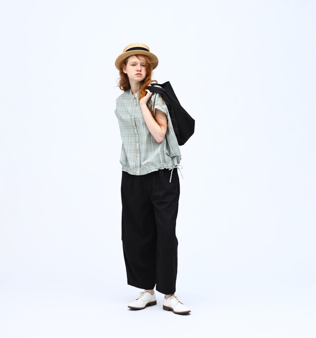 model 173cm
color : light khaki / size : M