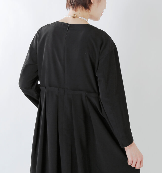 バックファスナー付きですので脱ぎ着もしやすく、誤って襟元にお化粧がついてしまう心配を防いでくれます。
