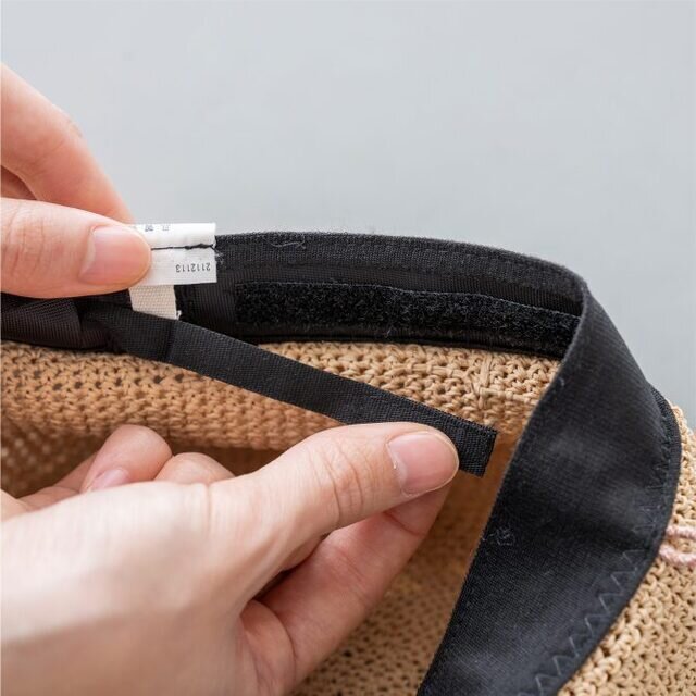 サイズ調整機能付きで、フィット感よくかぶれるのも嬉しいポイント。内側の布ファスナーベルトでサイズ調整ができます。
通常は57.5cm(Mサイズ)で、サイズ調整機能で約56cm程度(Sサイズ)まで調整可能。
ぴったりのサイズに合わせることで、風の日も安定したかぶり心地をキープします。