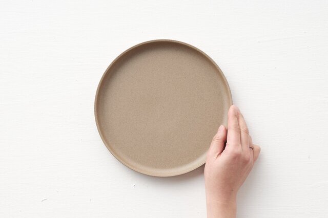 一品料理や取り皿にも使いやすい18.5cmサイズ。