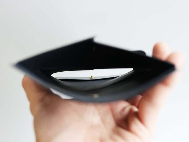 中は空洞になってますので、お札や領収書などお入れいただけます。