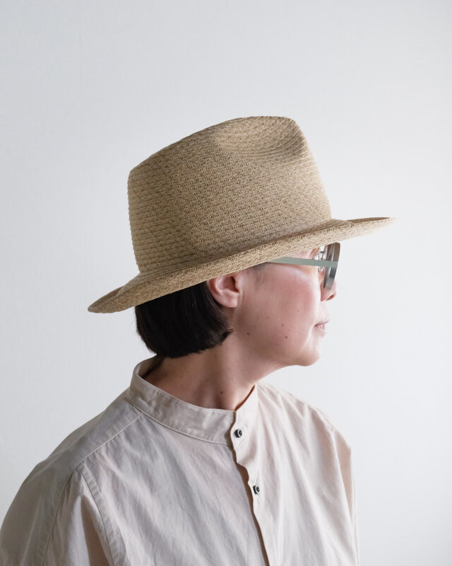 ▲ツバを上げて着用