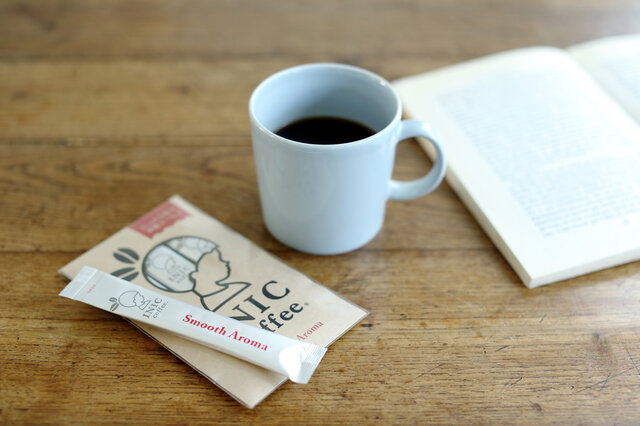 INIC coffeeの定番商品「スムースアロマ」。芳醇な香り、絶妙な酸味とコクのバランス。厳選されたアラビカ種の豆を100%使用した本格ドリップパウダー。深みがあるのにさらりと飲める口当たりで、コーヒーを敬遠しがちな人にもおすすめです。