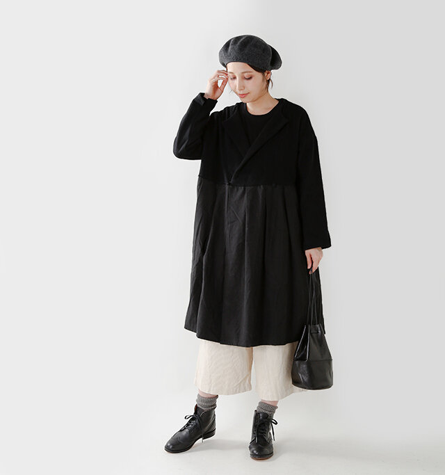 上下で異素材切替を施し、
ワンピースのようなディテールの
ロングコート。
切替位置が高く
スタイル良く見えるので、
ワイドなシルエットも
野暮ったく見えず、
可愛らしい雰囲気を
漂わせています。