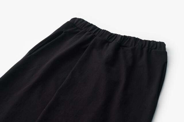 フロント部分にタックが入っており、すっきりと見えるデザイン。