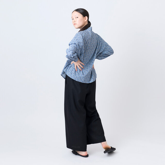 後ろ姿からも、ゆったりとしたシルエットとリバティプリントの繊細な表情が引き立ちます。