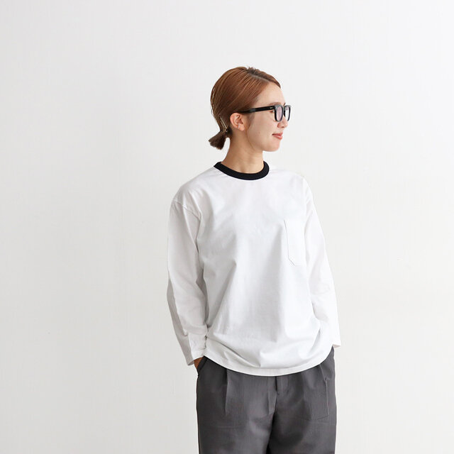 肩幅、身幅は大きめの設定でゆったりとした着用感です。
着丈は短めに設定していて、バランスのとれたシルエットがポイント!
シンプルながら1枚でサマになるアイテムなのですー!