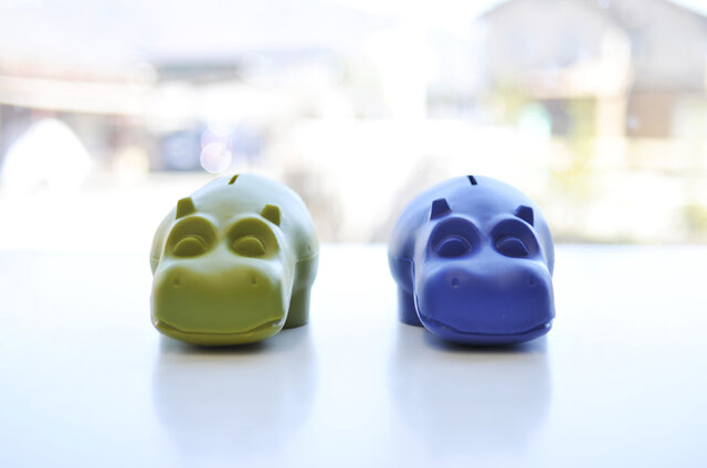 フィンランドの銀行 OP-Pohjola(オーピーポホヨラ)が、顧客への景品として配っていたカバ(Hippo/ヒッポ)を、フィンランドのメーカーのMK-Tresmer社(エムケートレスマー)で再生産したものです。