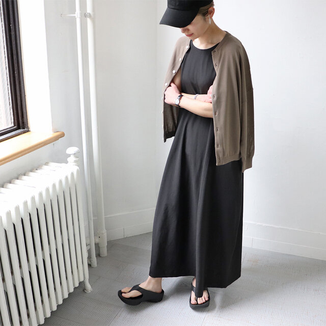 今の時期はまだ肌寒いので、カーディガンなど羽織と組み合わせてきるといいですよね。
カジュアル感を抑えた大人のロングワンピ。
お出かけやお食事などにぜひ✨