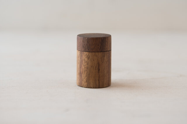 シソーの木でできた器もハンドメイド。リップを使い終わった器は磨いてアクセサリー入れなどにご利用ください。