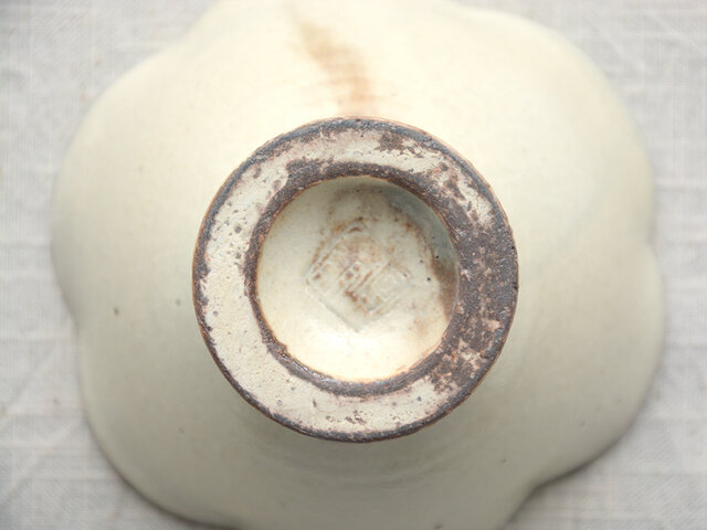 器の底には、古谷製陶所のロゴが刻印されています。