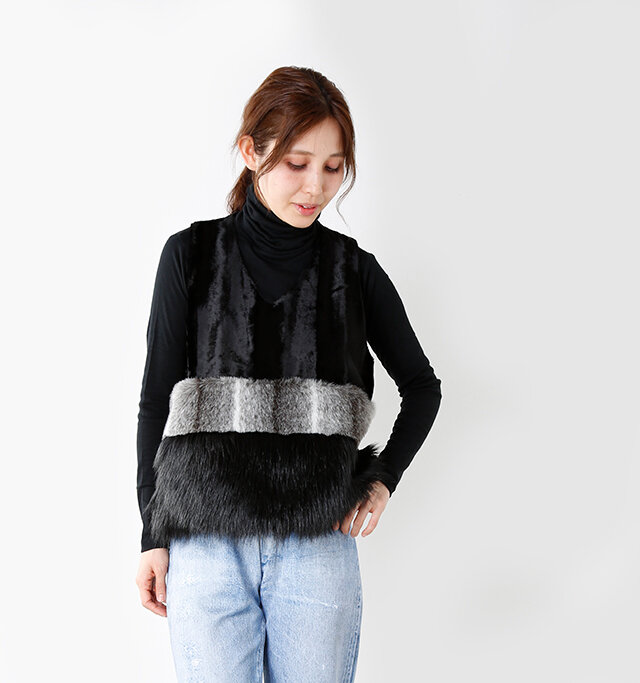 3種類のエコファーを使用した
ラグジュアリーなムードのベスト。
バックには最高級のラムズールである
スーパージーロンラムのニットを配置し、
上質なニットが高級感を醸し出します。
インナーにタートルや
カットソーなどを合わせて、
秋冬の長いシーズンに様々な
コーディネートをお楽しみ頂けます。