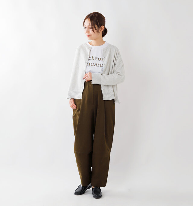 color : oatmeal / size : F
デイリーから通勤・オケージョンまで、日常の多様なシーンに対応できる、頼りになる一枚です。