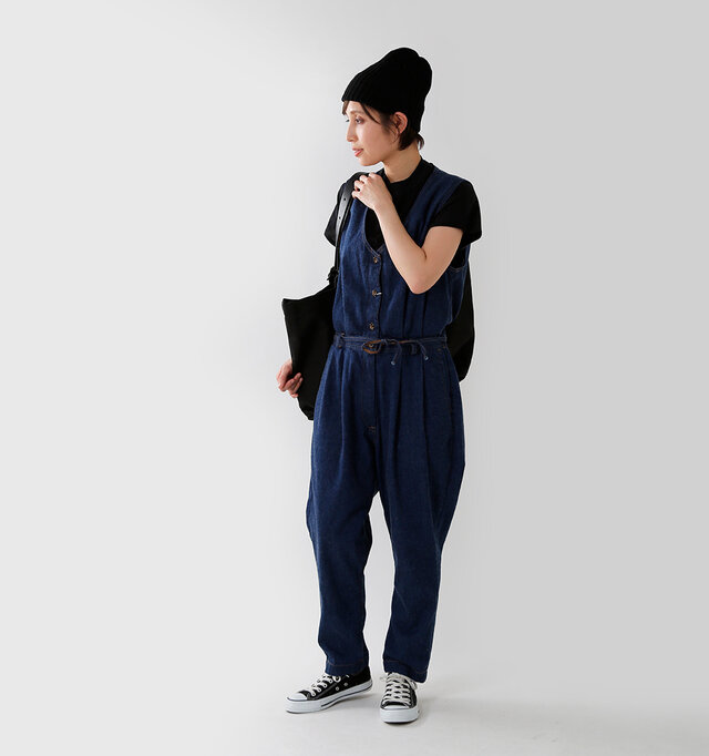 ゆったりしたサルエルライクな
シルエットでリラックスムード
たっぷりのデニムサロペット。
深めのVネックで子どもっぽくならず、
サラッと大人カジュアルを楽しめます。
合わせるインナーによって
印象も変わるので、
幅広いコーディネートが楽しめる一枚。