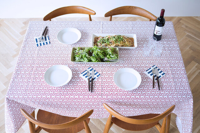 生地幅は約145cm。テーブルクロスの良いバランスは、テーブル幅プラス30～60cmと言われています。ご家庭にあるテーブルなどに合わせてカットしても、端がほつれて来ないのでお手軽！余った生地でちょっとした小物をハンドメイドすることもできますね。