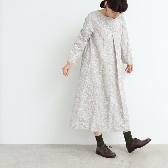 たっぷりと生地を使い、ふわりと広がるデザインのワンピースはシーズンを問わずにお使いいただけます。
秋から冬にかけてはニットとのレイヤードスタイルもおすすめですよ。