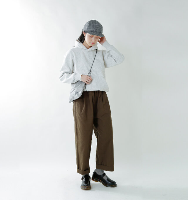 model kanae:167cm / 48kg
color : black smooth / size : 5
シーズン問わずに使いやすいデザインです。マニッシュスタイルや甘辛MIXのスタイルにもぴったり。