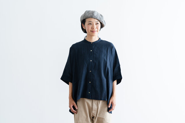 コットンリネンの軽やかな素材感で、じっとり暑い季節にもさらりと着ていただけます。
しわ加工が入っているので、洗いざらしをさっと羽織れるのもうれしいポイントです。
