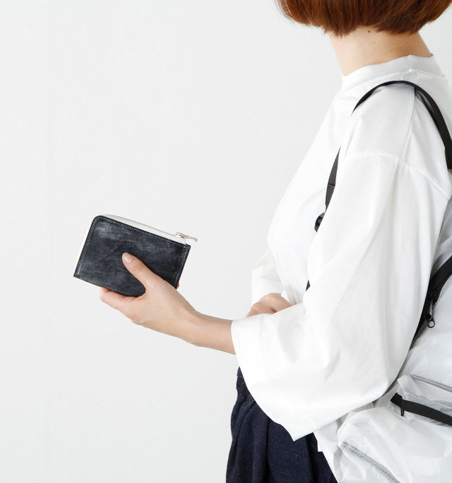 model yumi：165cm / 52kg
color : navy / size : L

女性でも片手で持てる、程良いサイズ感のラウンドファスナー財布です。