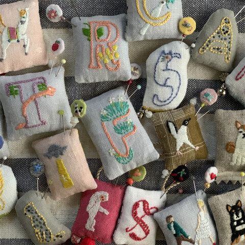 クロヤギシロヤギ|手刺繍ピンクッションとまち針のセット