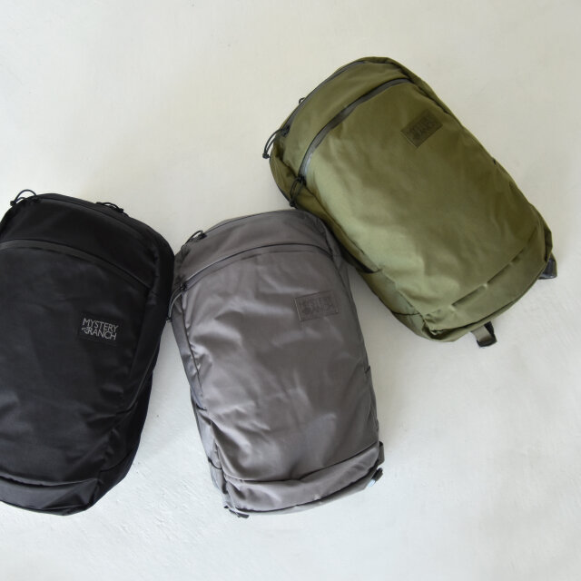 カラーは左より、【black】【gravel】【forest】の3種類をご用意。