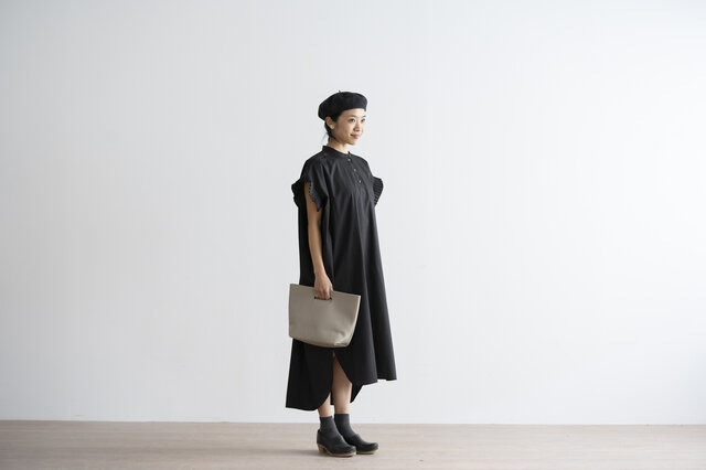 taup
お出かけコーデにも、すっと馴染んでくれます。