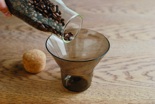 ホルダーには目盛りが記されているので、コーヒー豆の計量カップとしても使えますよ。