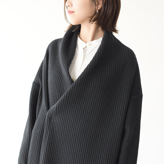 首元はショールカラーで、ゆったりとしたラグジュアリーな雰囲気を演出します。
