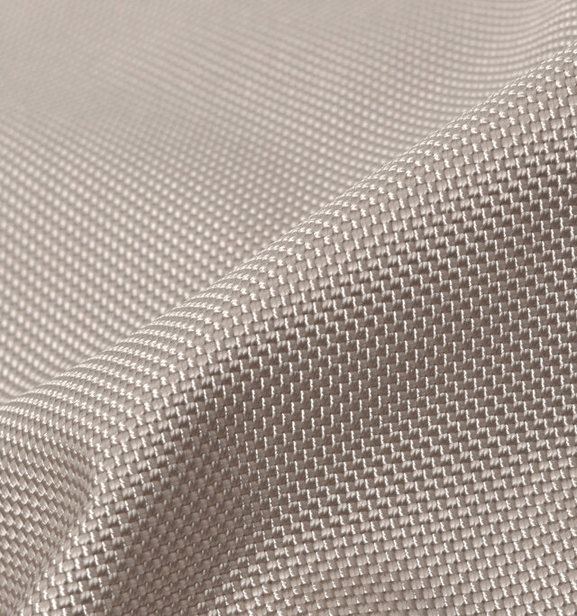 天然の絹糸に代わる合成繊維が目的で作られた、耐熱性、強度に優れた「ナイロン66」を使用。