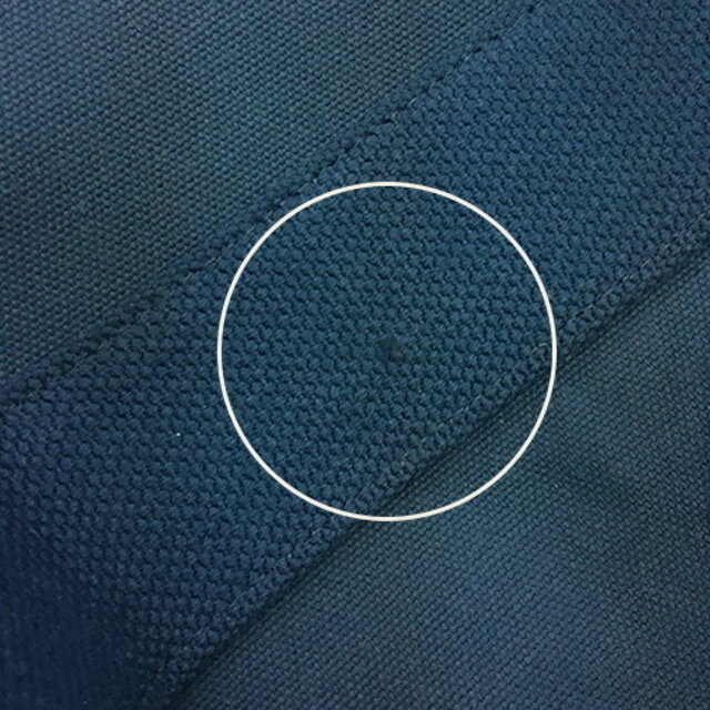 キャンバストートの生地には、左記画像のように小さい縫い終わりのようなものが表面に出る場合がございますが、当店ではこちらは良品となります。
申し訳ございませんが、不良品としての返品はお受けできませんので、ご了承いただきますようお願い申し上げます。