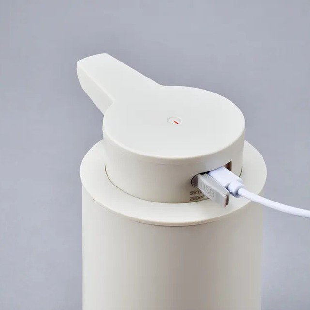 1回の充電で約半年※間使用可能。乾電池の交換が不要だから、経済的で環境にもやさしい設計です。
※【強】で1日10回使用した場合