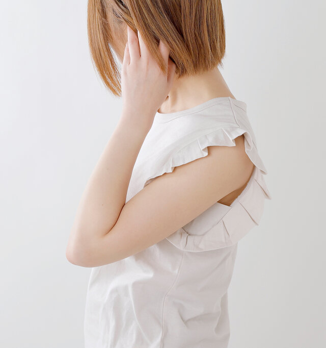 日差しの強い季節になったら思い切った肌見せコーデを楽しんで。
二の腕をさりげなくカバーするフリル使いで、腕を上げてもインナーが見えないよう計算されています。