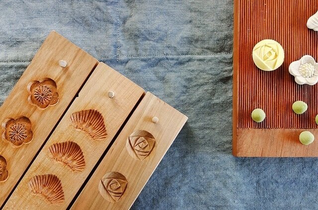 和三盆の成型に使用する道具は、日本の伝統工芸である「菓子木型」。近年、機械化などによりこの木型を制作している職人は全国で数人、四国ではたった一人となってしまいました。