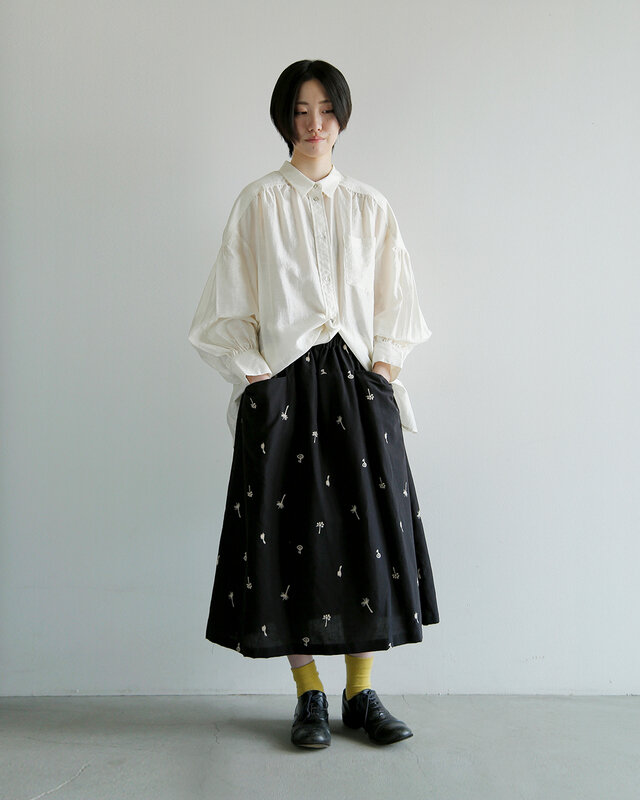 ふわりと軽やかに広がるシルエット。