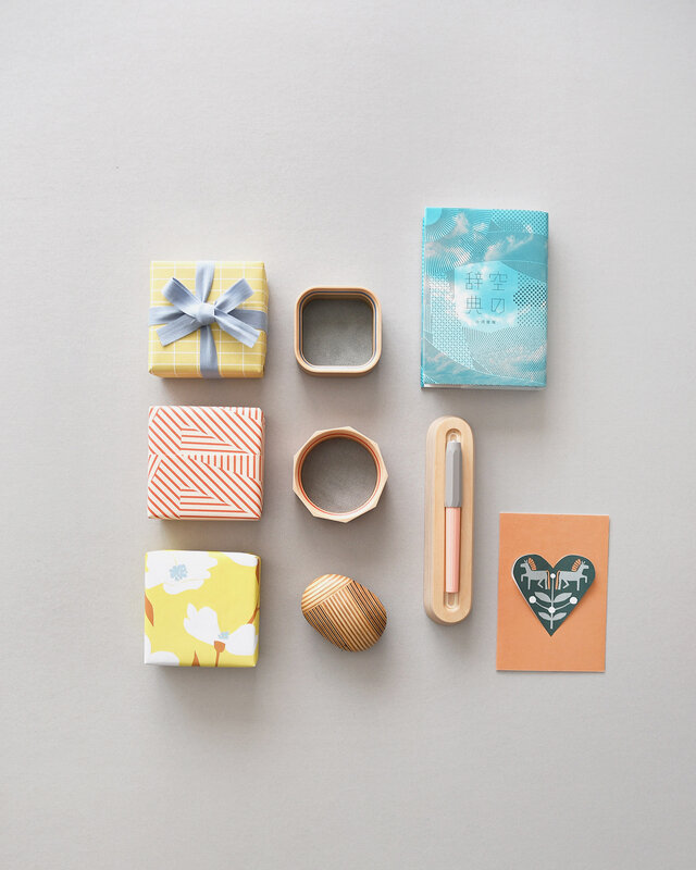 ラッピングの際は、お相手のお好きな色やイメージなどございましたらぜひお気軽にお知らせくださいませ。イメージに沿って包装紙やリボンを選び、丁寧にお包みいたします。