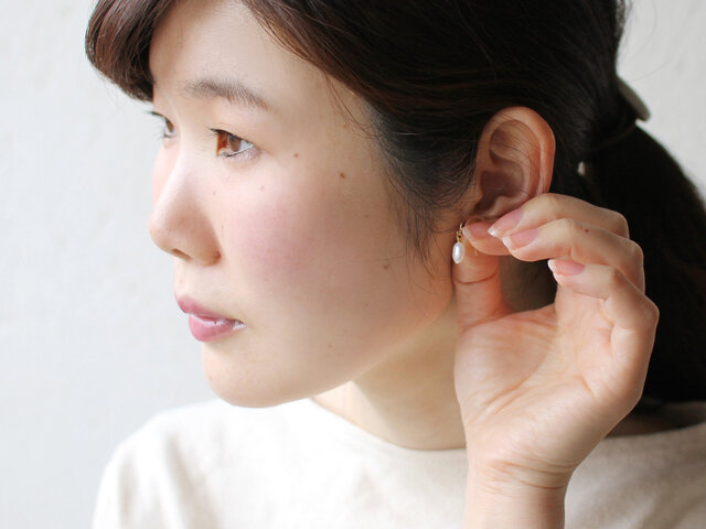 普段使いにうれしい、ちょこんとしたサイズ。お洋服を選ばず、いつでも身につけていただけます。