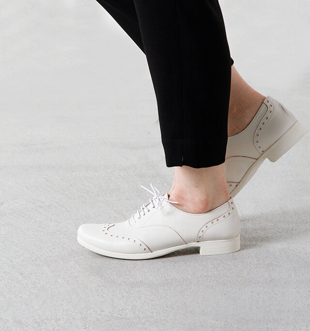 軽さやしなやかさ、
防水性などの機能を
追及したシューズ。
ウイングチップの
レースアップ仕様は、
マニッシュな雰囲気で
とてもオシャレ、
旅行に連れて行くのはもちろん、
デイリーユースにもぴったり。