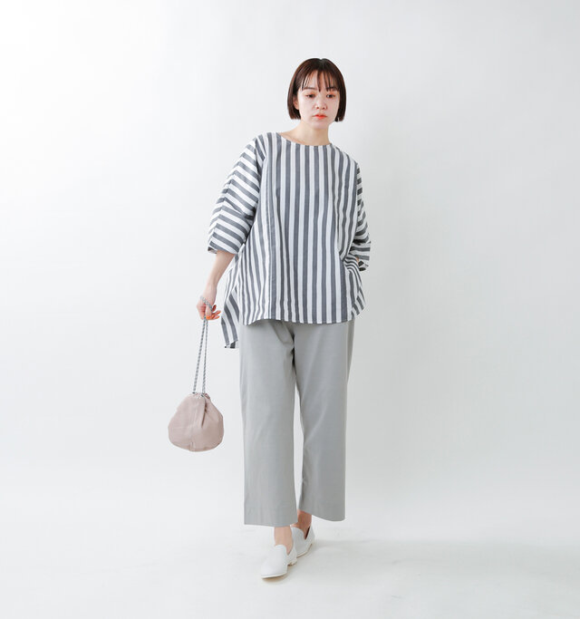 model saku:163cm / 43kg
color : off white × charcoal / size : 1