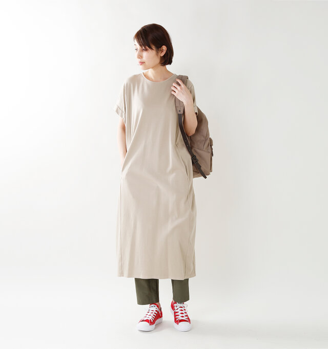 model yama:167cm / 49kg
color : red / size : 5(24.0cm)
わずか186g(24.0cm)、従来のものよりも約45%もの軽量化を実現させたオールスター。
その秘密は、インジェクションE.V.A.素材のミッドソールとアウトソールにあります。
定番のデザインにこそ、新素材の実用性を反映させる新たな取り組みによって、より快適に生まれ変わった一足です。