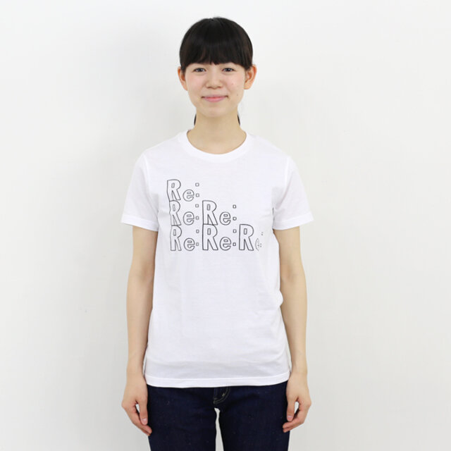 REPLYを意味する「Re:」の文字が並んだ可愛いTシャツ。
メールの際に必ずと言っていいほどよく目にするこの文字。
どこまでも続いていく会話のやりとりを思わせるユニークな一枚です。