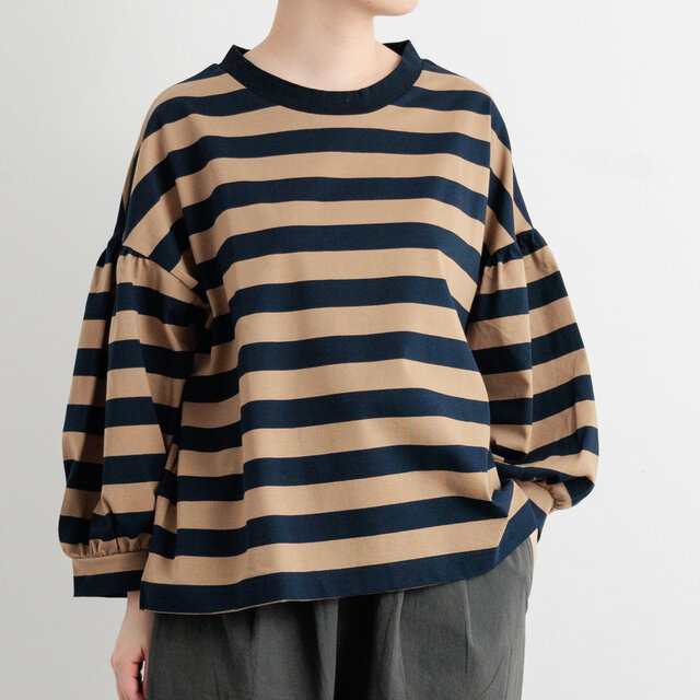 ▲身幅が広く、たっぷりとしたシルエット。体のラインを拾わないリラックスした着心地