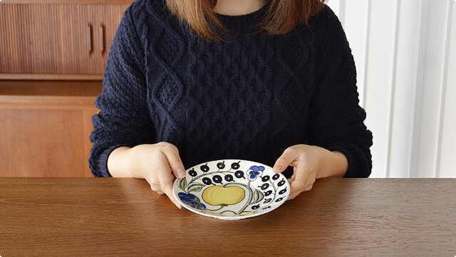 焼き菓子などの小さなお菓子を乗せたり、食事の際にも取り皿としても使えるちょうど良い大きさです。