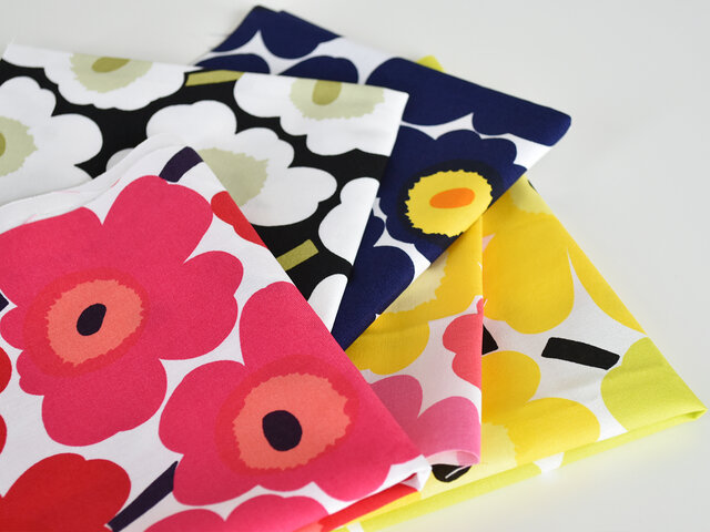 marimekkoのアイコンとも言えるデザインUNIKKOの小柄版、MINI UNIKKO(ミニウニッコ)各色から3枚のはぎれをセットにした福袋です。
当店でもロングセラーで、最も人気のある生地であり続けるMINI UNIKKO。
大きな花柄が印象的で、シンプルですがポップさもあり、唯一無二の存在感で今なおファンを増やし続けています。
MINI UNIKKOは年に数回限定カラーが発売されます。このはぎれ福袋の中にも、そんなレアカラーが含まれることも多々ありますよ。