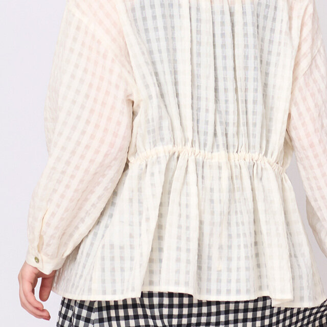 後ろウエストに寄せたギャザーが自然な立体感を生み、裾にかけてふんわりと広がります。